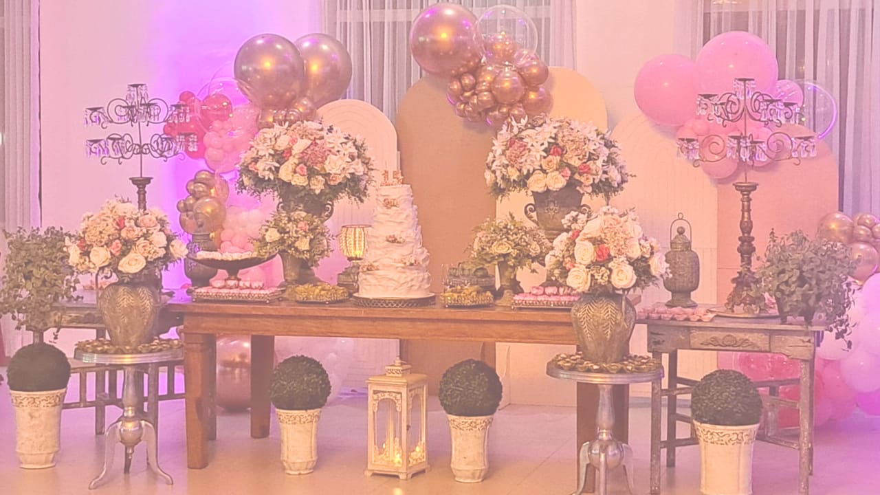 Salão preparado para festa de 15 anos pela Valentine’s Eventos
