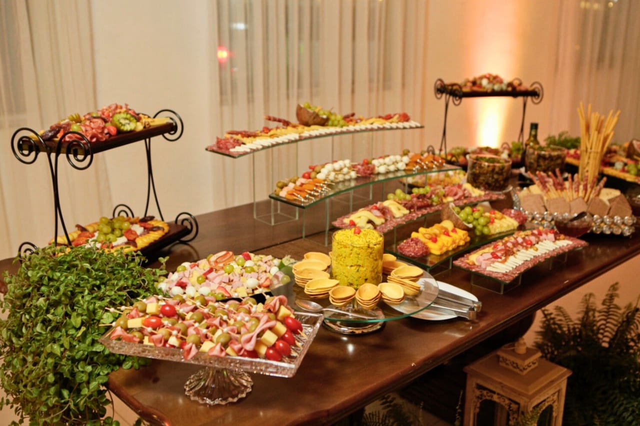 Mesa de coquetel gourmet para festa de 15 anos